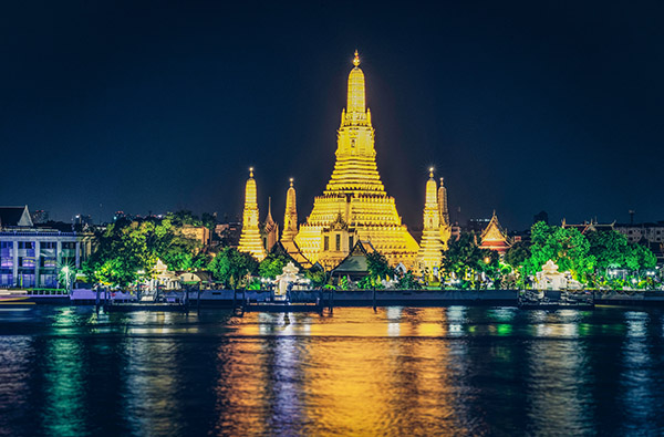 Il Wat Arun diventa verde per San Patrizio