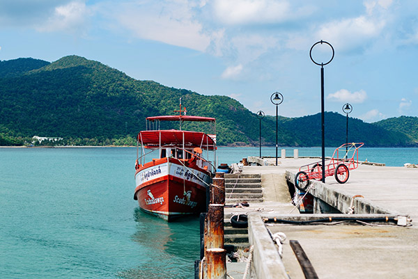 traghetto dalla costa all’isola di Koh Samui