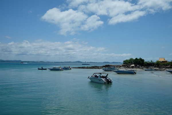 barche pronte per il trasferimento verso koh samet