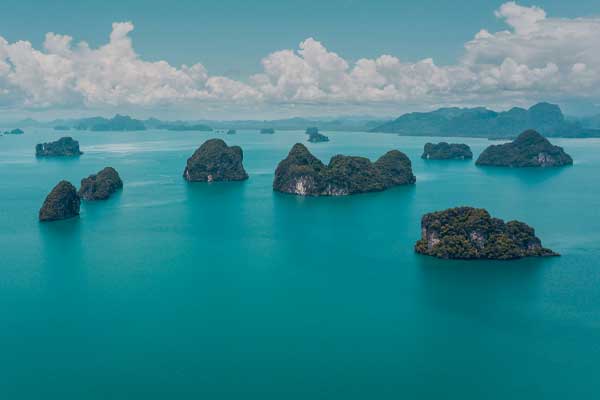 il mar delle andamane punteggiato di isole