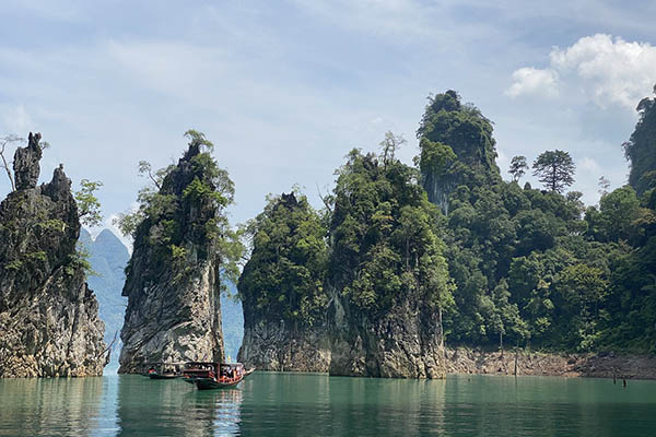 faraglioni calcarei spuntano dalle acuqe del lago Khao Sok