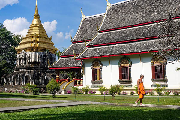 monaco a passeggio nel tempio Wat Chiang Man